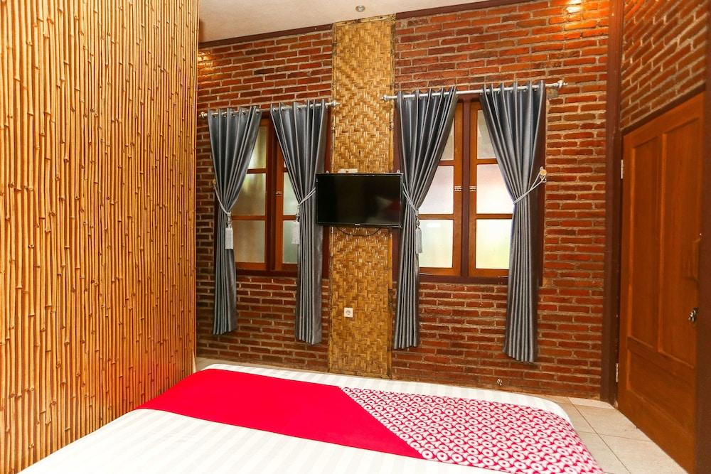 Vaccinated Staff - Oyo 1230 Kampoeng Osing Syariah Guesthouse Banyuwangi  Exterior foto