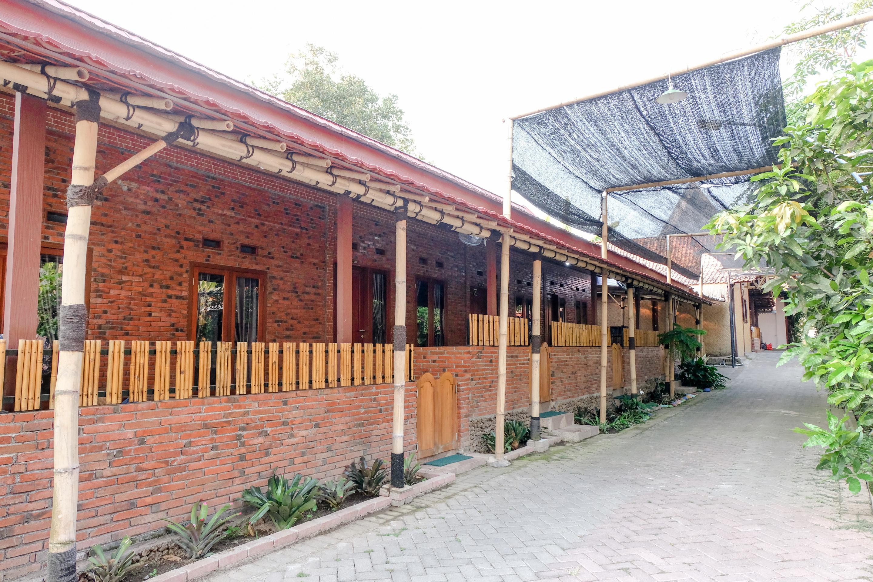 Vaccinated Staff - Oyo 1230 Kampoeng Osing Syariah Guesthouse Banyuwangi  Exterior foto