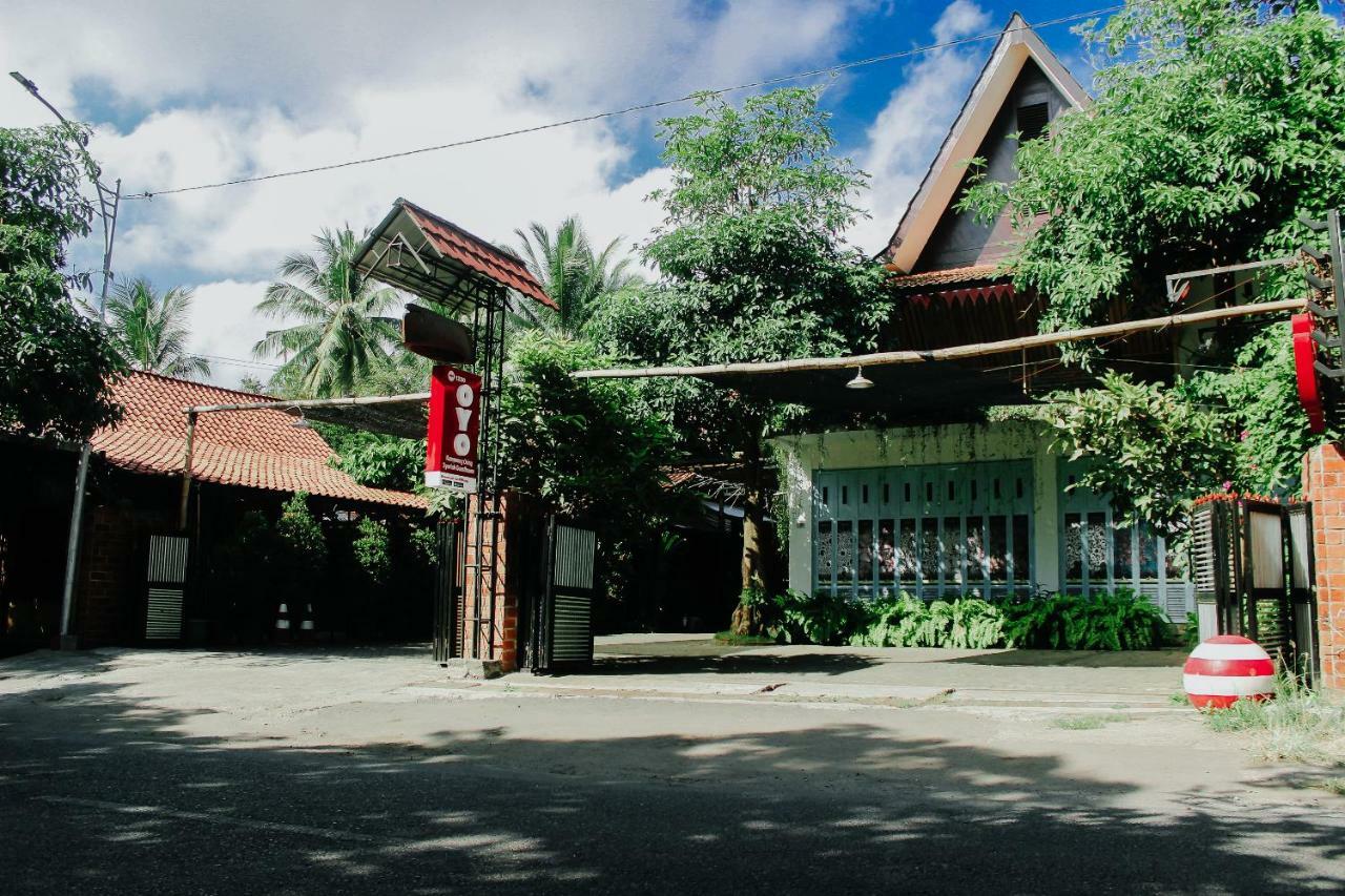 Vaccinated Staff - Oyo 1230 Kampoeng Osing Syariah Guesthouse Banyuwangi  Exterior foto